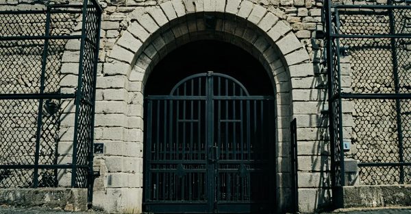 Plongée dans l'univers captivant de prison island porte châtillon